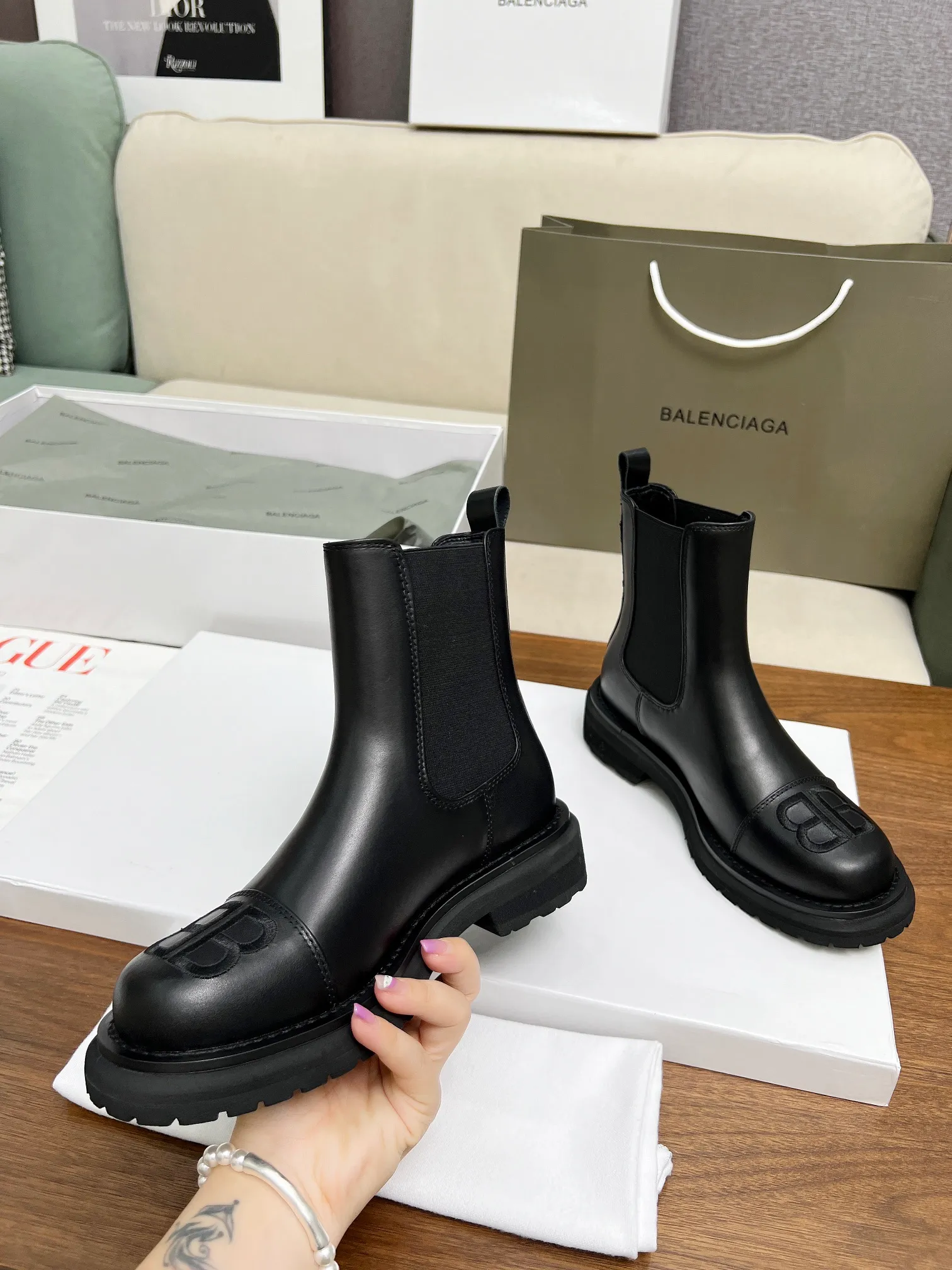 👟👟Ex-factory price 560👟👟 🍓 2024 Autumn and Winter BALENCIAGA/Balenciaga Popular Recommendation [Proud] This shoe is very 🔥popular this year, independent style➕impeccable detail workmanship everywhere. 🆚Fabric: First-layer cowhide. Inner sheepskin size 35-40, 41 can be customized.